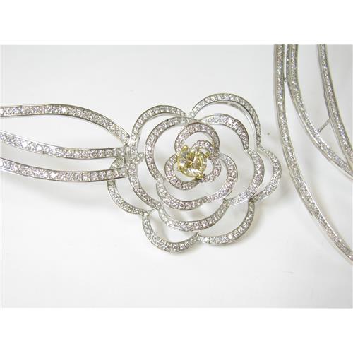 Ladies 18k Collar Necklace with  1.5ct  center Diamond