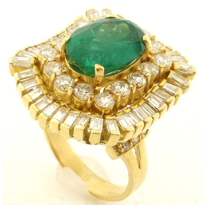 Gorgeous Emerald And Diamond Ring - 827