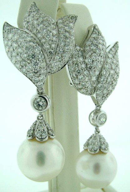 Exquisite 18k white gold diamond and pearl earrings