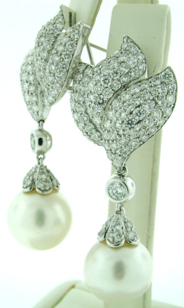 Exquisite 18k white gold diamond and pearl earrings