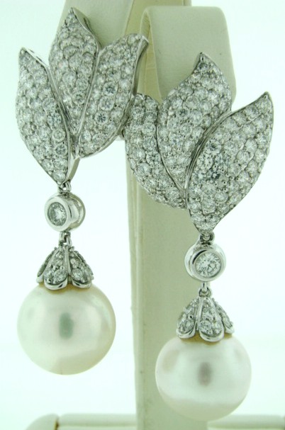 Exquisite 18k white gold diamond and pearl earrings